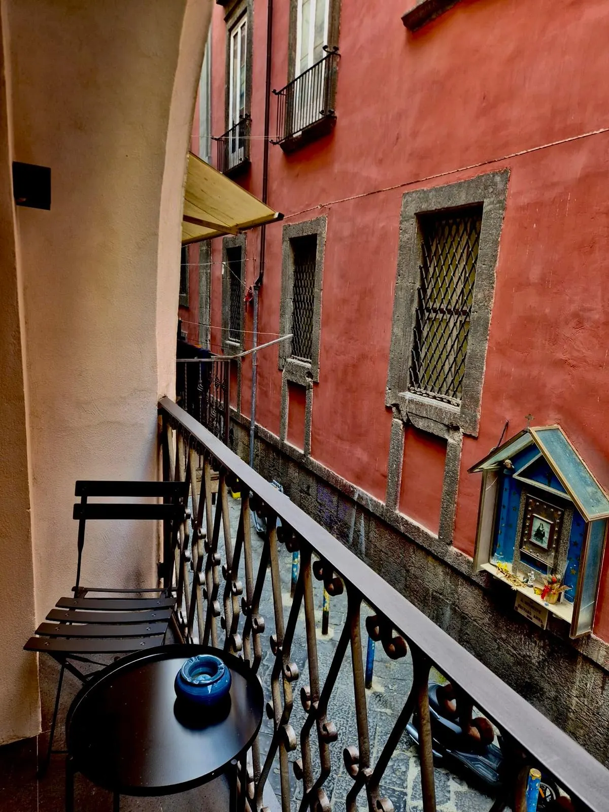 Il balconcino della camera Partenope, affaccio sul vicolo di Napoli